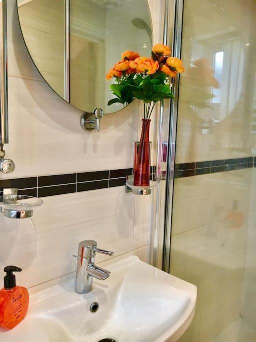 One Bedroom Flat In Central ลอนดอน ภายนอก รูปภาพ